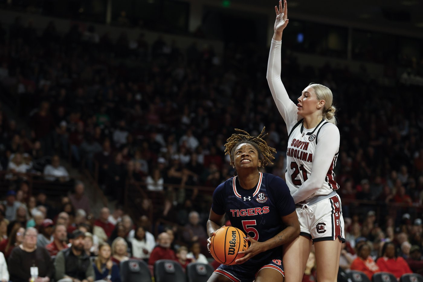 Edwards leads No. 2 South Carolina to 83-66 win over Auburn on day when Wilson's jersey is retired | iNFOnews.ca