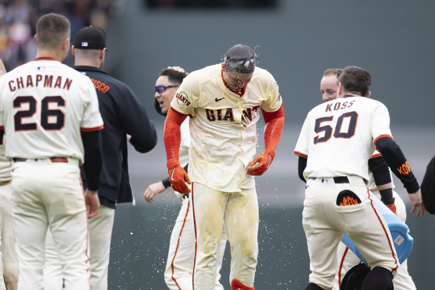 Patrick Bailey's pinch-hit single in the 9th lifts the Giants over the Rangers 3-2 | iNFOnews.ca