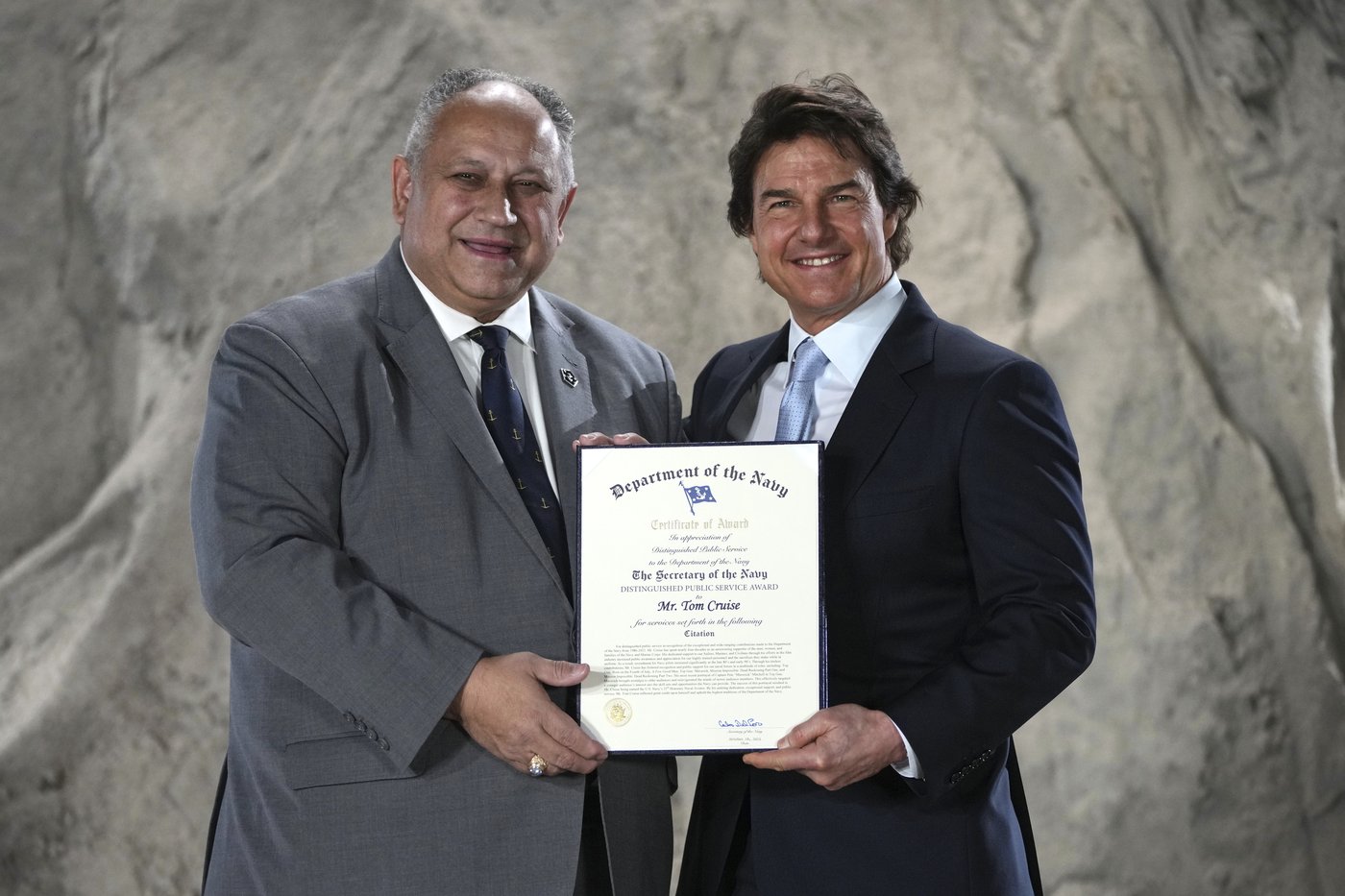 Tom Cruise gets a top U.S Navy honor for boosting the military with his screen roles | iNFOnews.ca