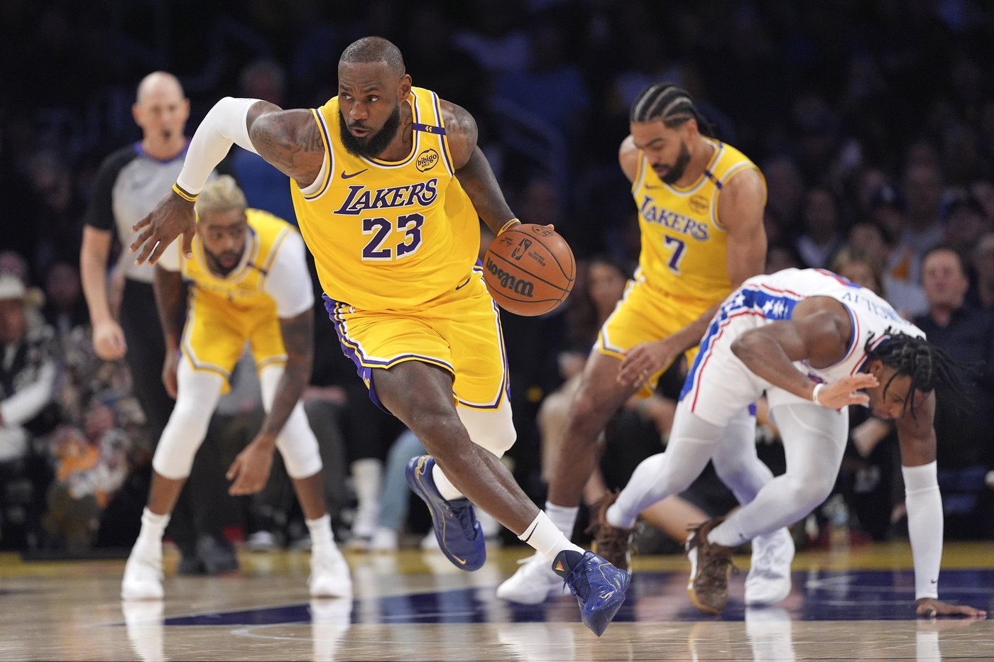 LeBron has his 114th triple-double in the Lakers' 116-106 win over the slumping 76ers | iNFOnews.ca
