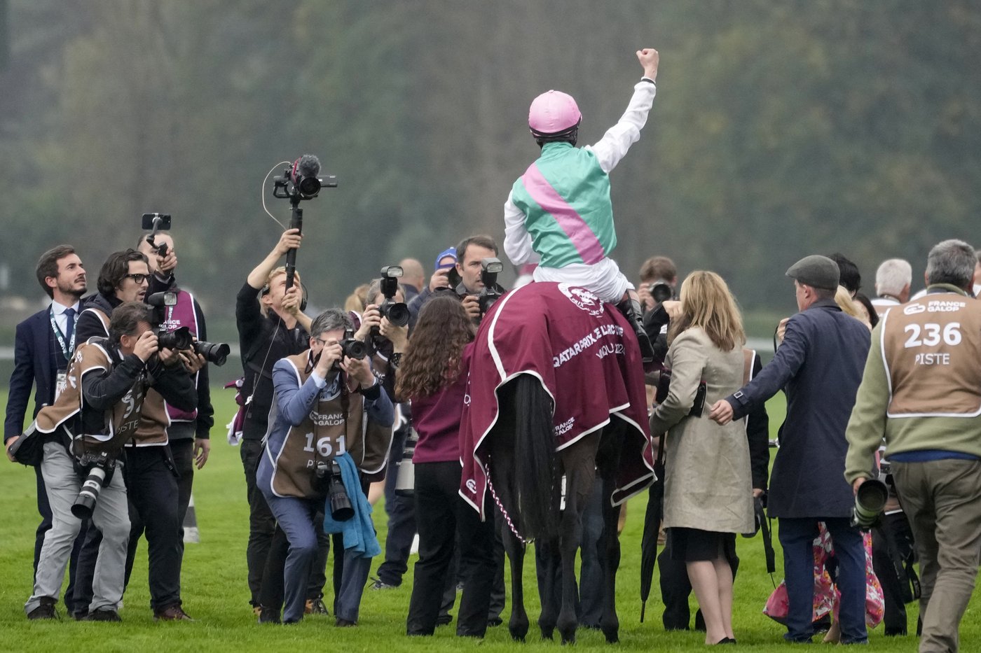 Late entry Bluestocking wins Prix de l’Arc de Triomphe | iNFOnews.ca