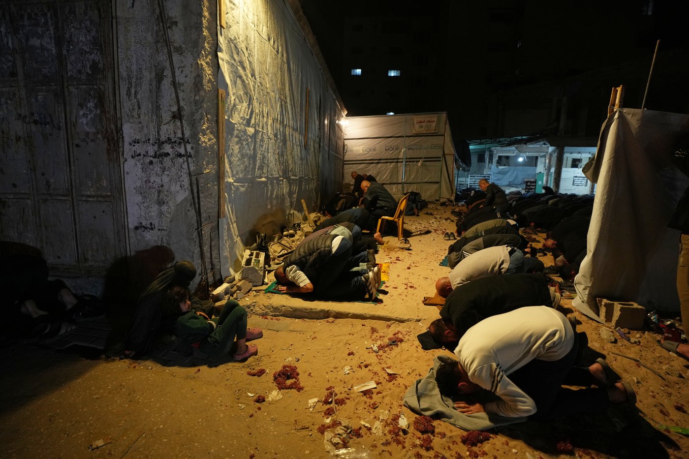 Ramadan ushers in a month of fasting, worship and charity for Muslims worldwide, in photos | iNFOnews.ca