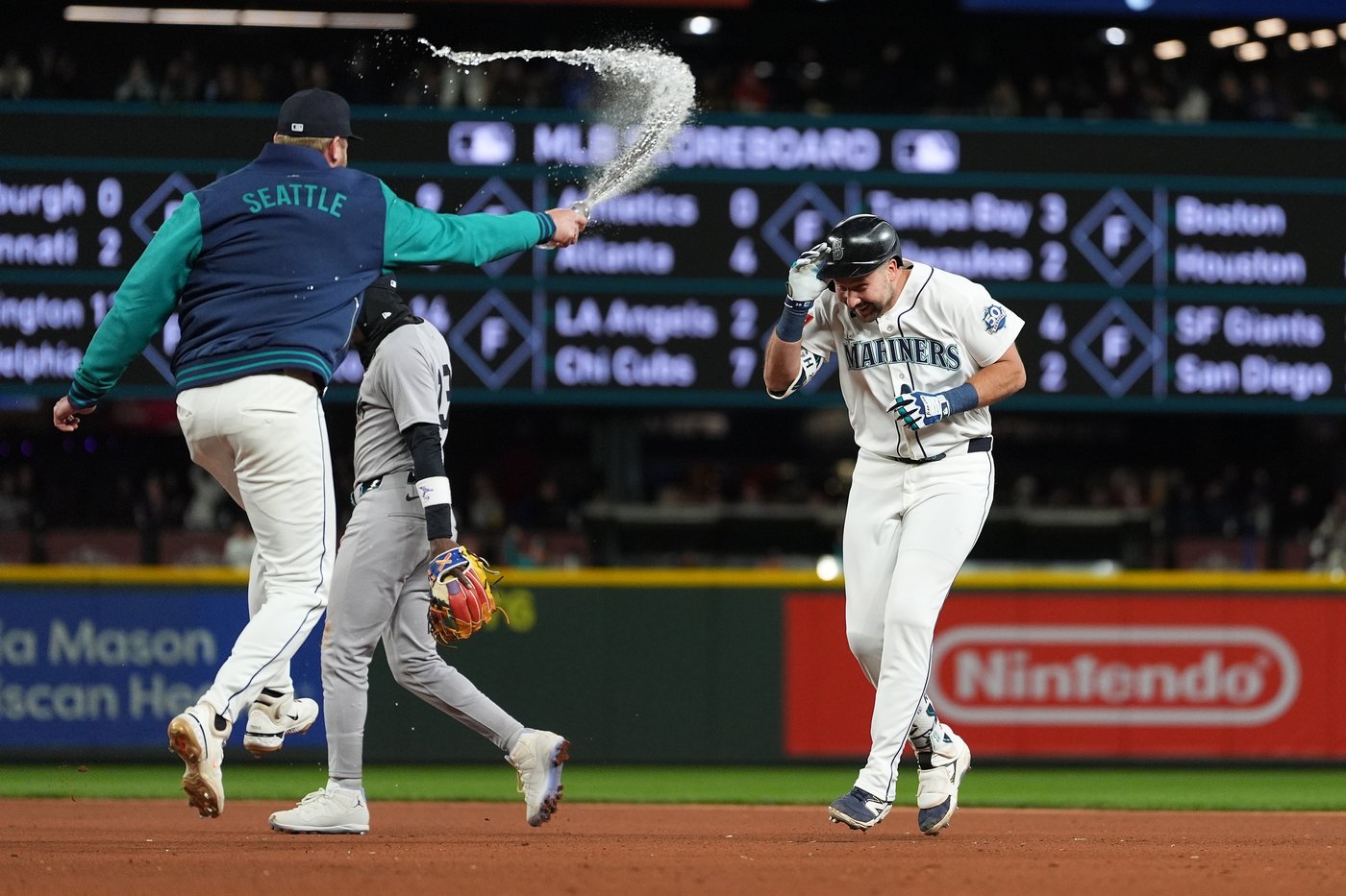Cal Raleigh, the 2025 AL MVP runner-up, walks it off for Mariners in 2-1 win against Yankees | iNFOnews.ca Cal Raleigh, the 2025 AL MVP runner-up, walks it off for Mariners in 2-1 win against Yankees | iNFOnews.ca