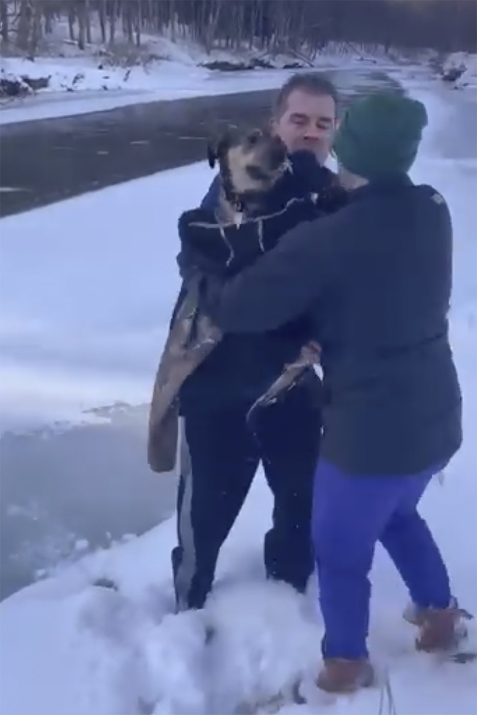 Man's dramatic rescue of dog from freezing river in Vermont caught on video | iNFOnews.ca