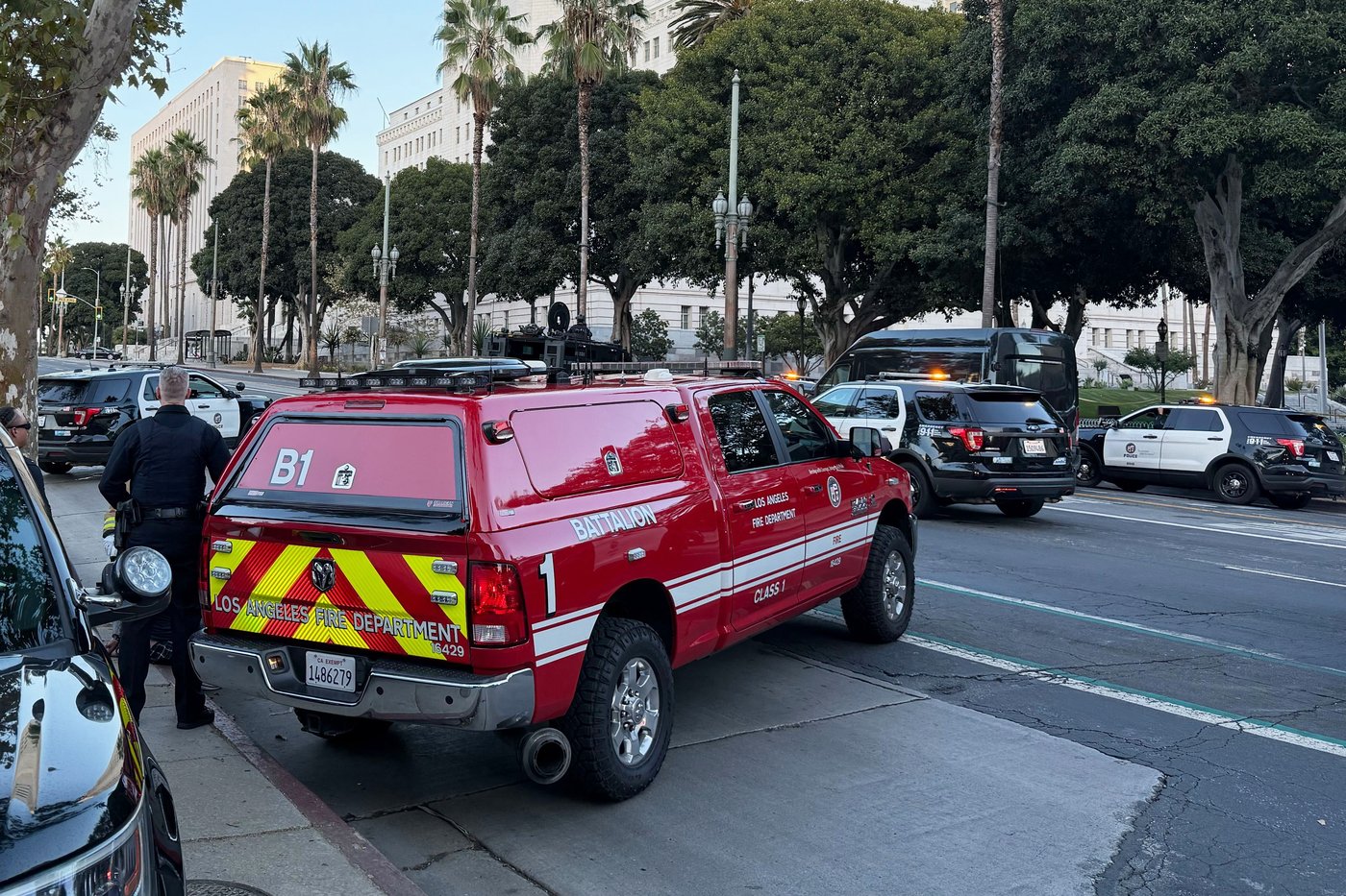LA City Hall evacuated after car crashes into building's steps and the driver is in police custody | iNFOnews.ca LA City Hall evacuated after car crashes into building's steps and the driver is in police custody | iNFOnews.ca
