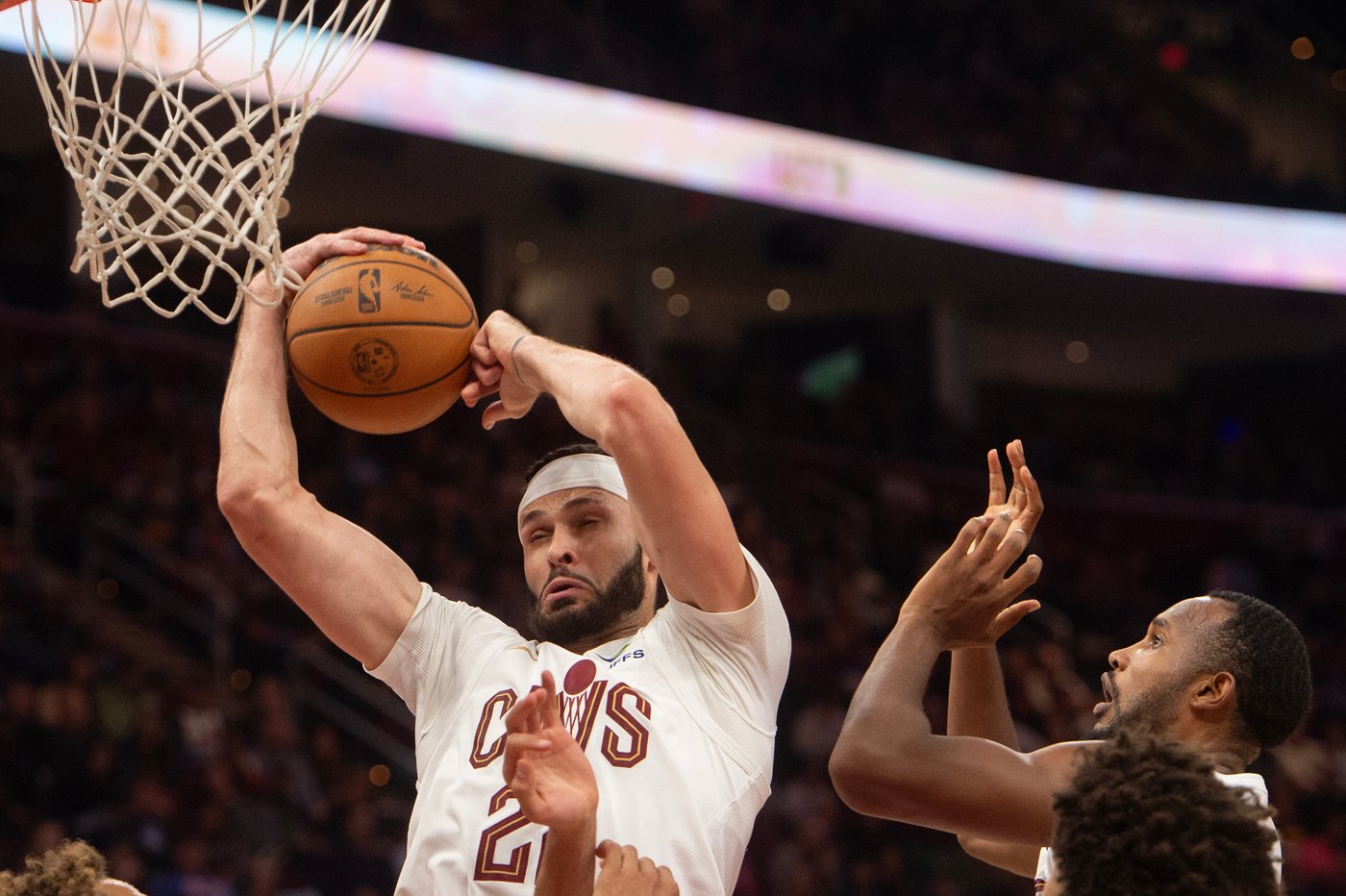 Donovan Mitchell scores 37 points as Cavaliers down Young-less Hawks 117-109 | iNFOnews.ca