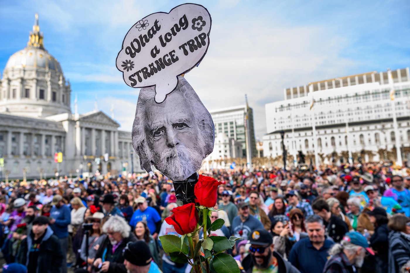 Thousands of fans celebrate life of legendary Grateful Dead guitarist Bob Weir in San Francisco | iNFOnews.ca