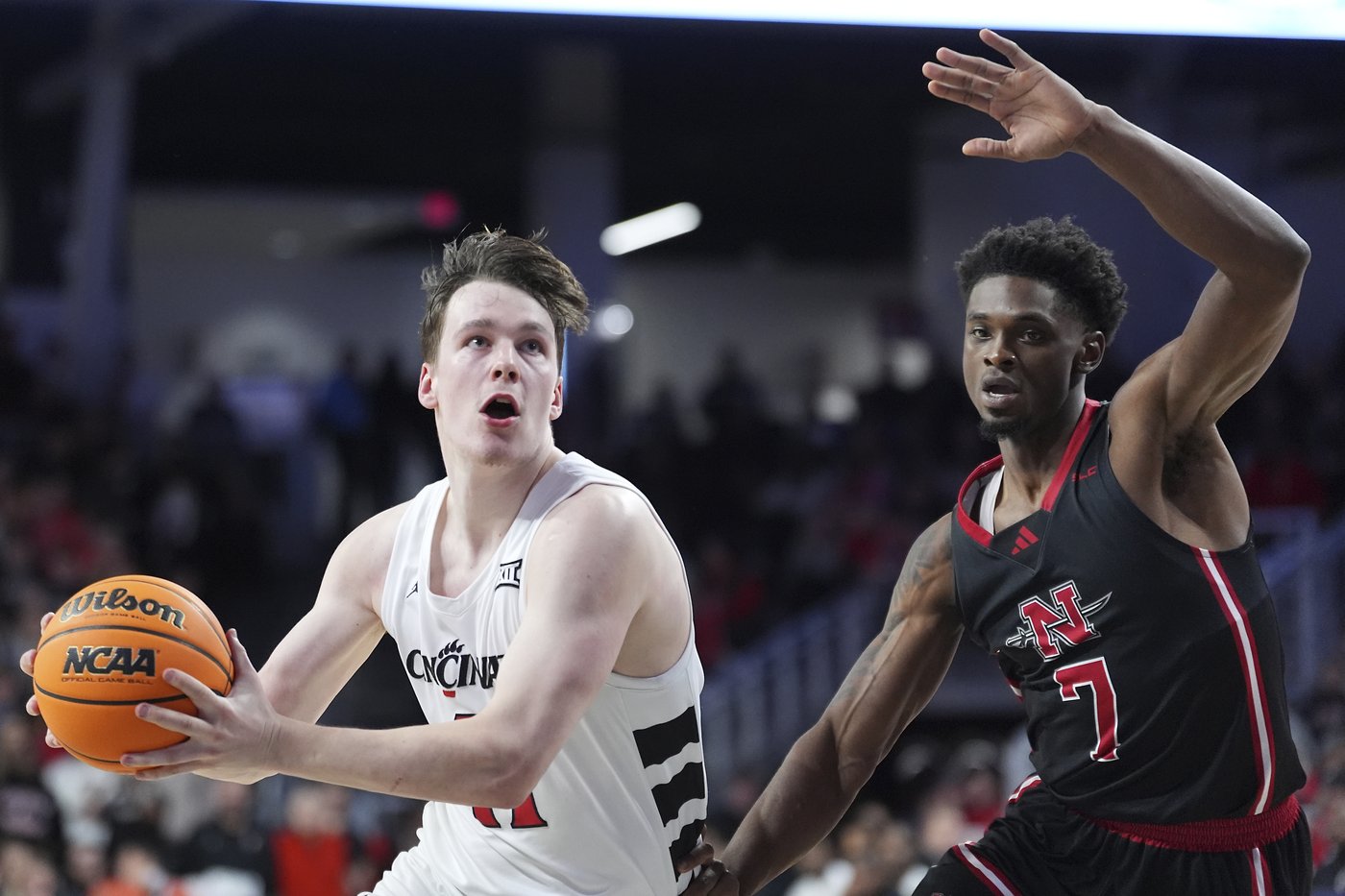 Simas Lukosius, Jizzle James each score 19 points and No. 17 Cincinnati beats Nicholls State 86-49 | iNFOnews.ca