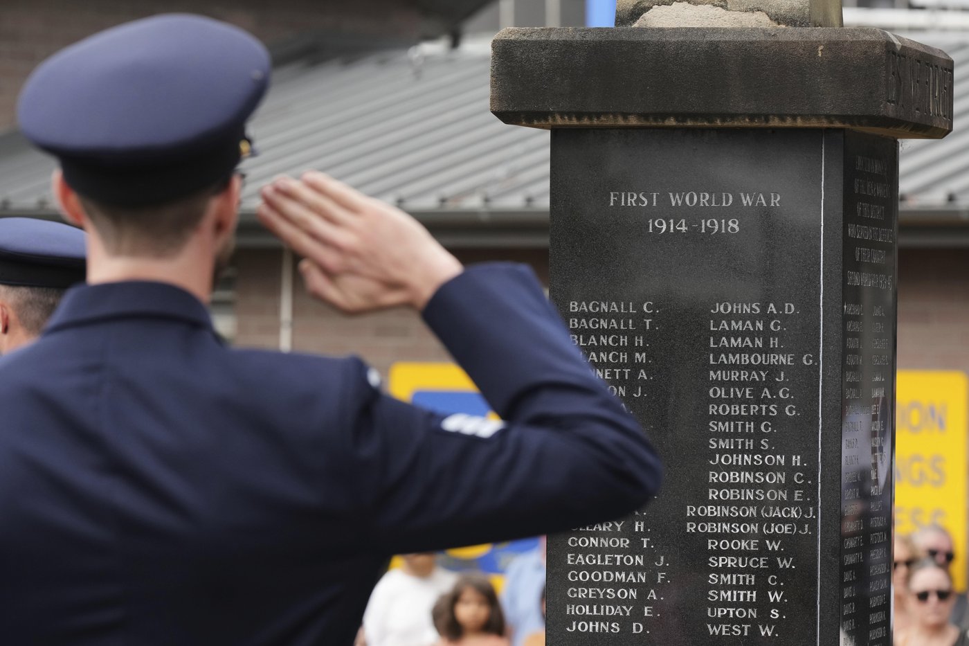 Australians and New Zealanders commemorate war dead on Anzac Day | iNFOnews.ca