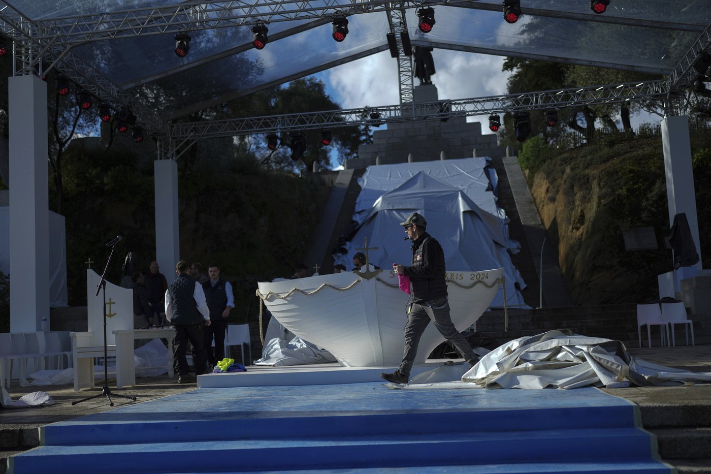 Pope Francis makes 1st papal visit to France's Corsica awash in expressions of popular piety | iNFOnews.ca