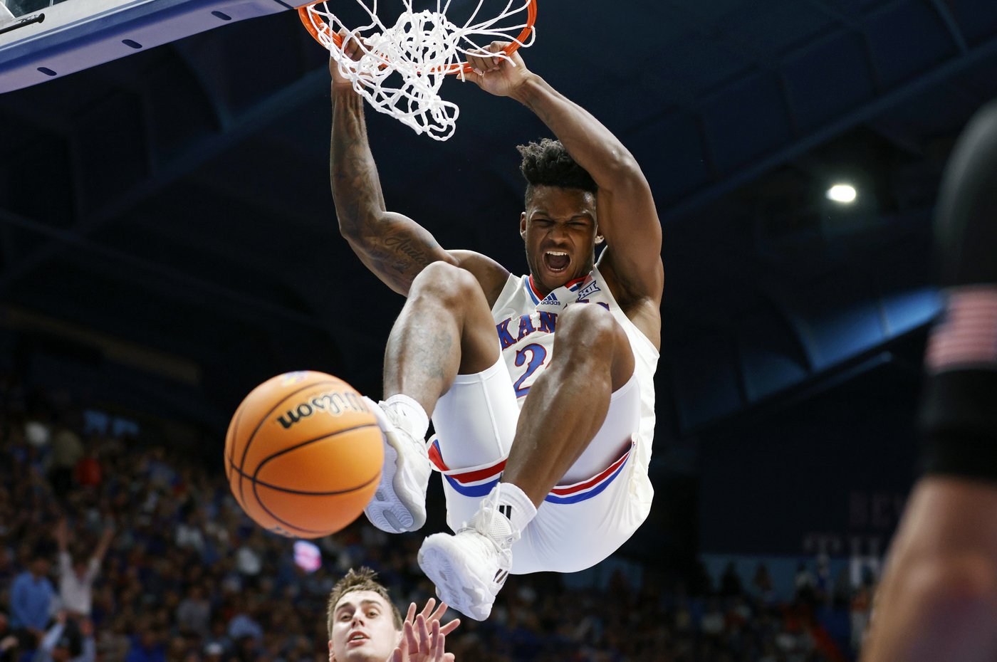 No. 1 Kansas beats Oakland 78-57 as Storr scores 16 off the bench | iNFOnews.ca