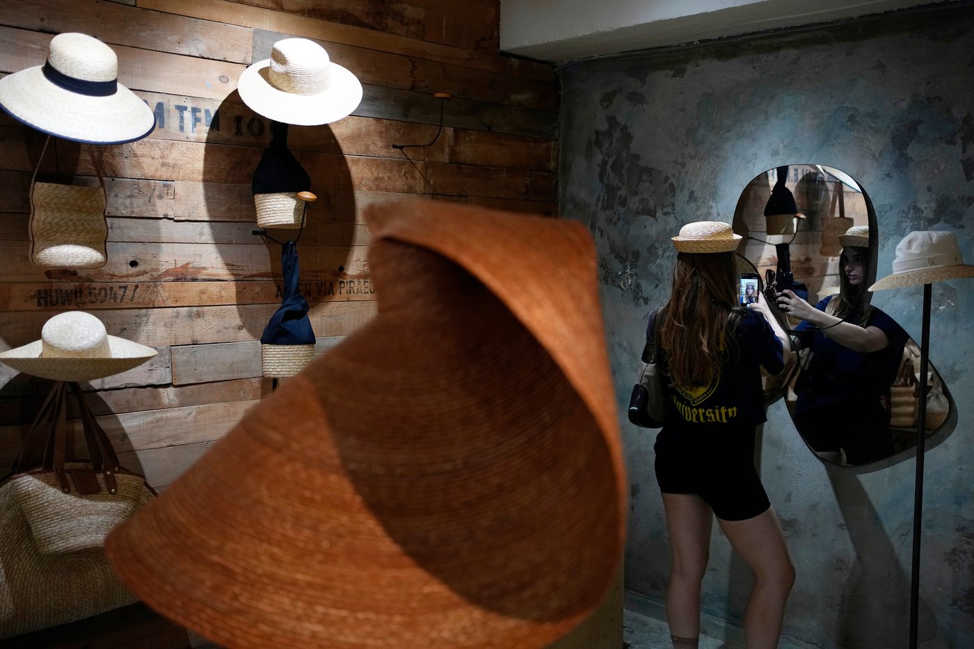 The sunhat is everywhere in Athens as crowds grow larger at ancient Greek sites | iNFOnews.ca The sunhat is everywhere in Athens as crowds grow larger at ancient Greek sites | iNFOnews.ca