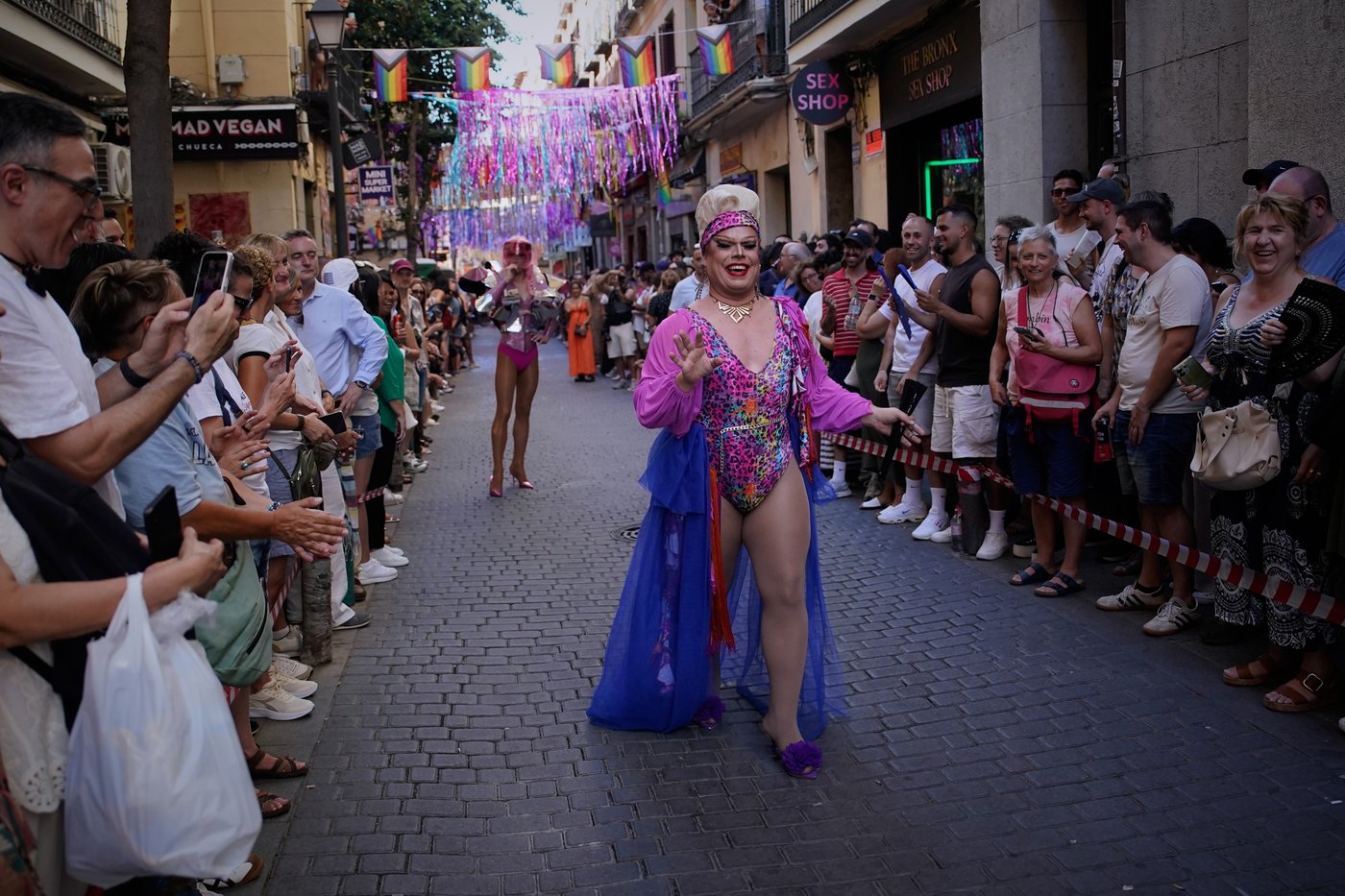 People race through Madrid in high heels during Pride, in photos | iNFOnews.ca