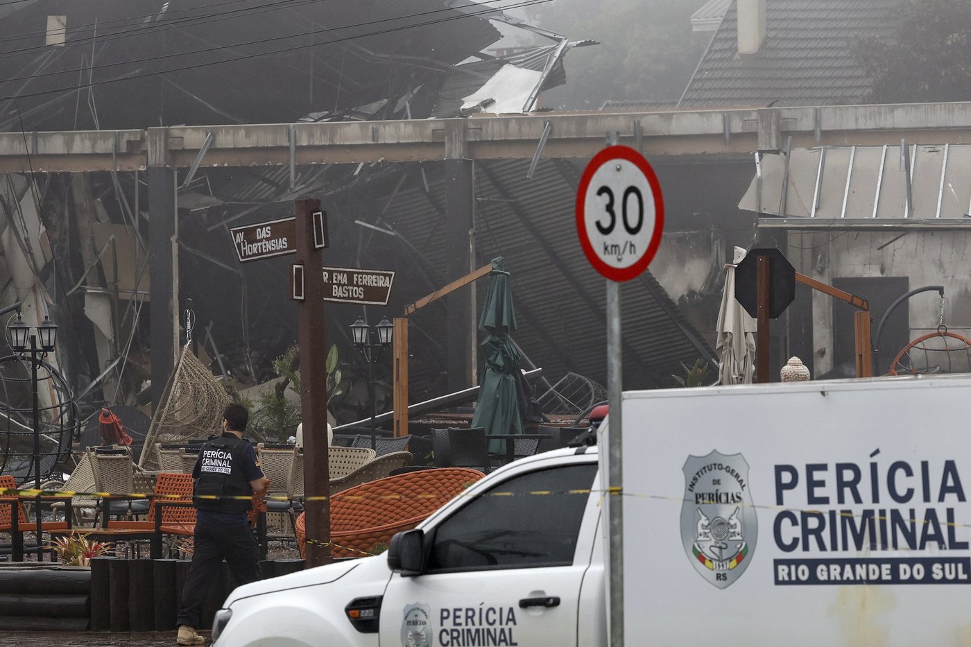 At least 10 are killed as a small plane crashes into a Brazilian town popular with tourists | iNFOnews.ca
