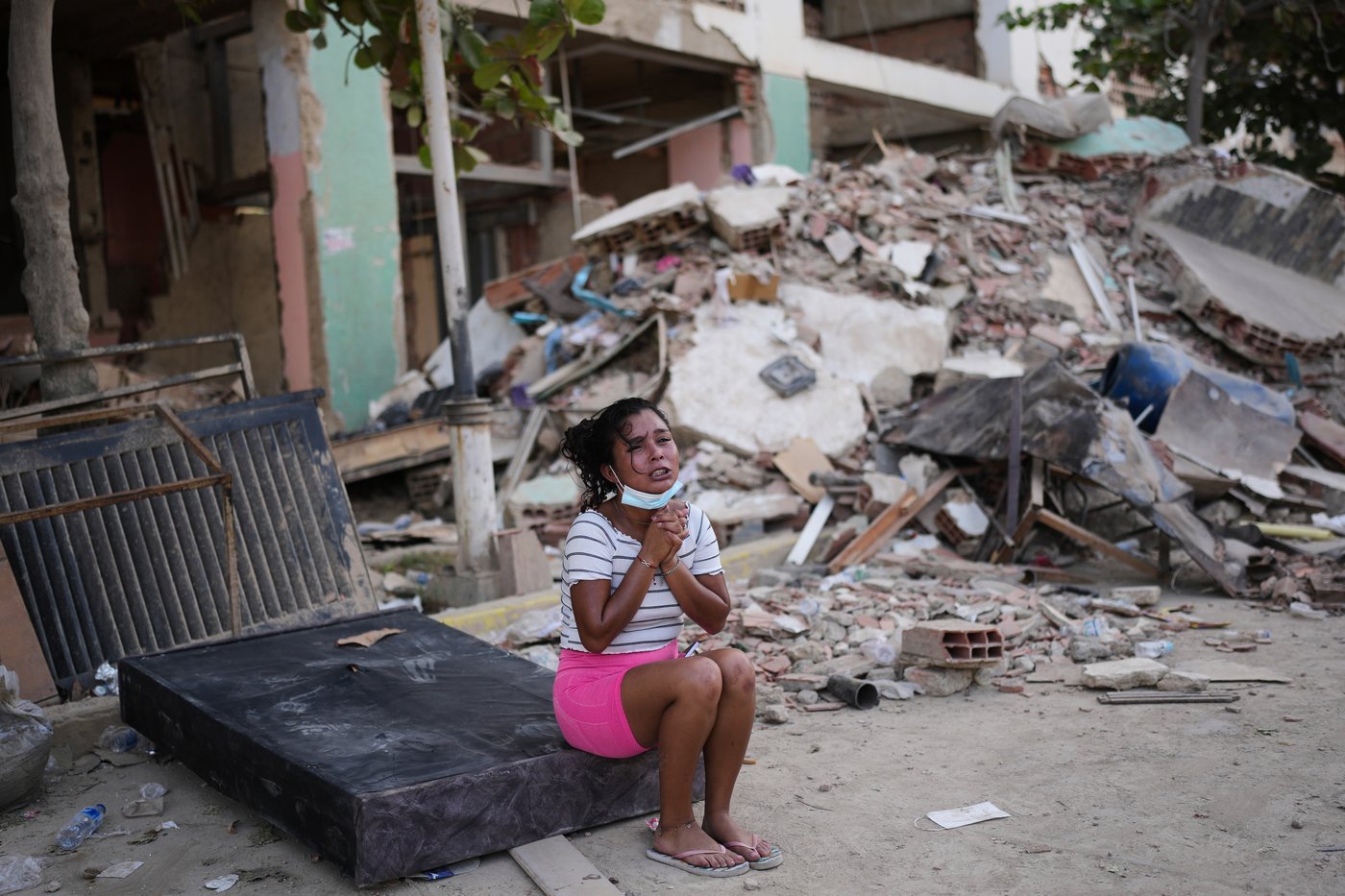 Photos show rescue efforts across earthquake-ravaged Venezuela | iNFOnews.ca