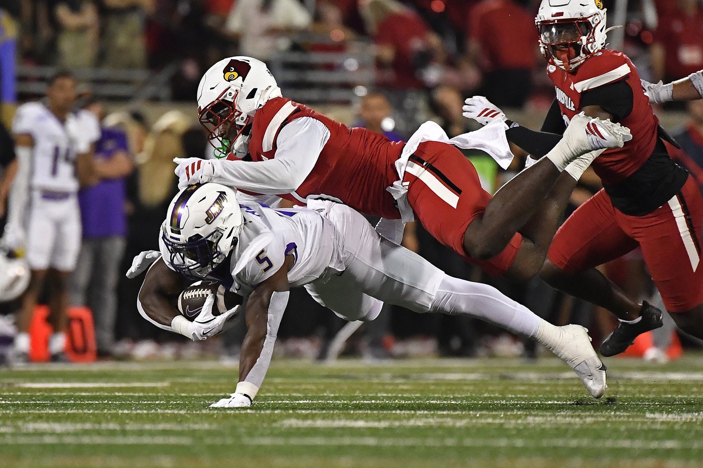 Louisville linebacker Stanquan Clark could be out for the season following leg surgery | iNFOnews.ca