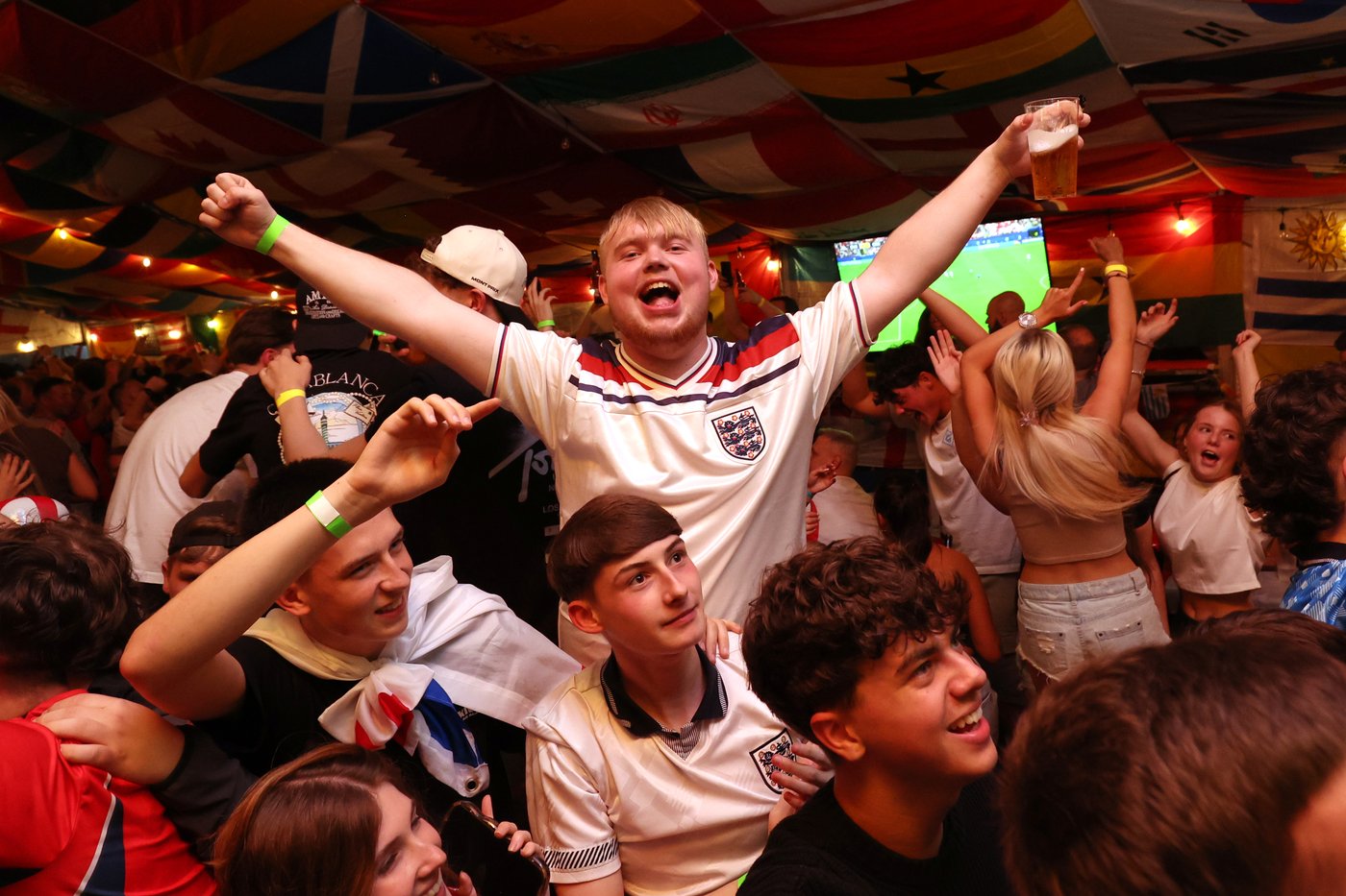 Pubs in England can stay open until 5 a.m. on Monday to show Mexico game at World Cup | iNFOnews.ca Pubs in England can stay open until 5 a.m. on Monday to show Mexico game at World Cup | iNFOnews.ca