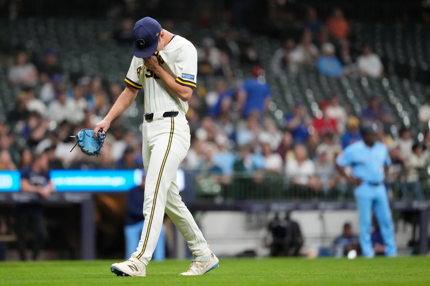 Blue Jays batter Brewers' bullpen to win 9-7 in 10 innings as Milwaukee drops 6th straight | iNFOnews.ca Blue Jays batter Brewers' bullpen to win 9-7 in 10 innings as Milwaukee drops 6th straight | iNFOnews.ca