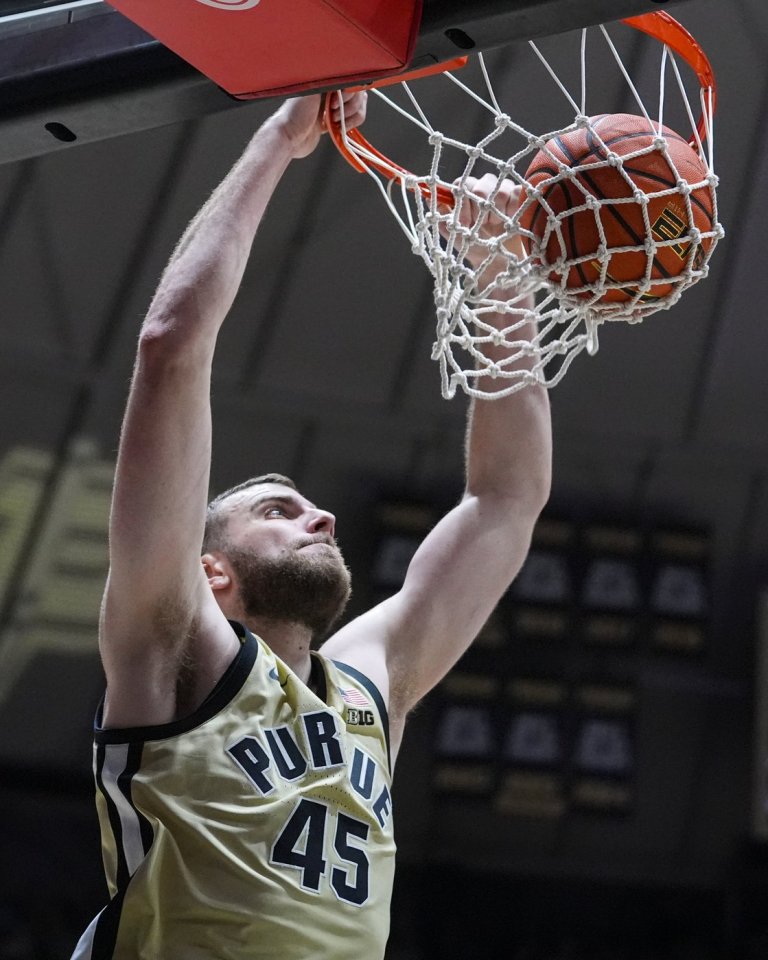 Oscar Cluff scores 22, Braden Smith reaches new milestone as No. 6 Purdue beats Marquette 79-59 | iNFOnews.ca