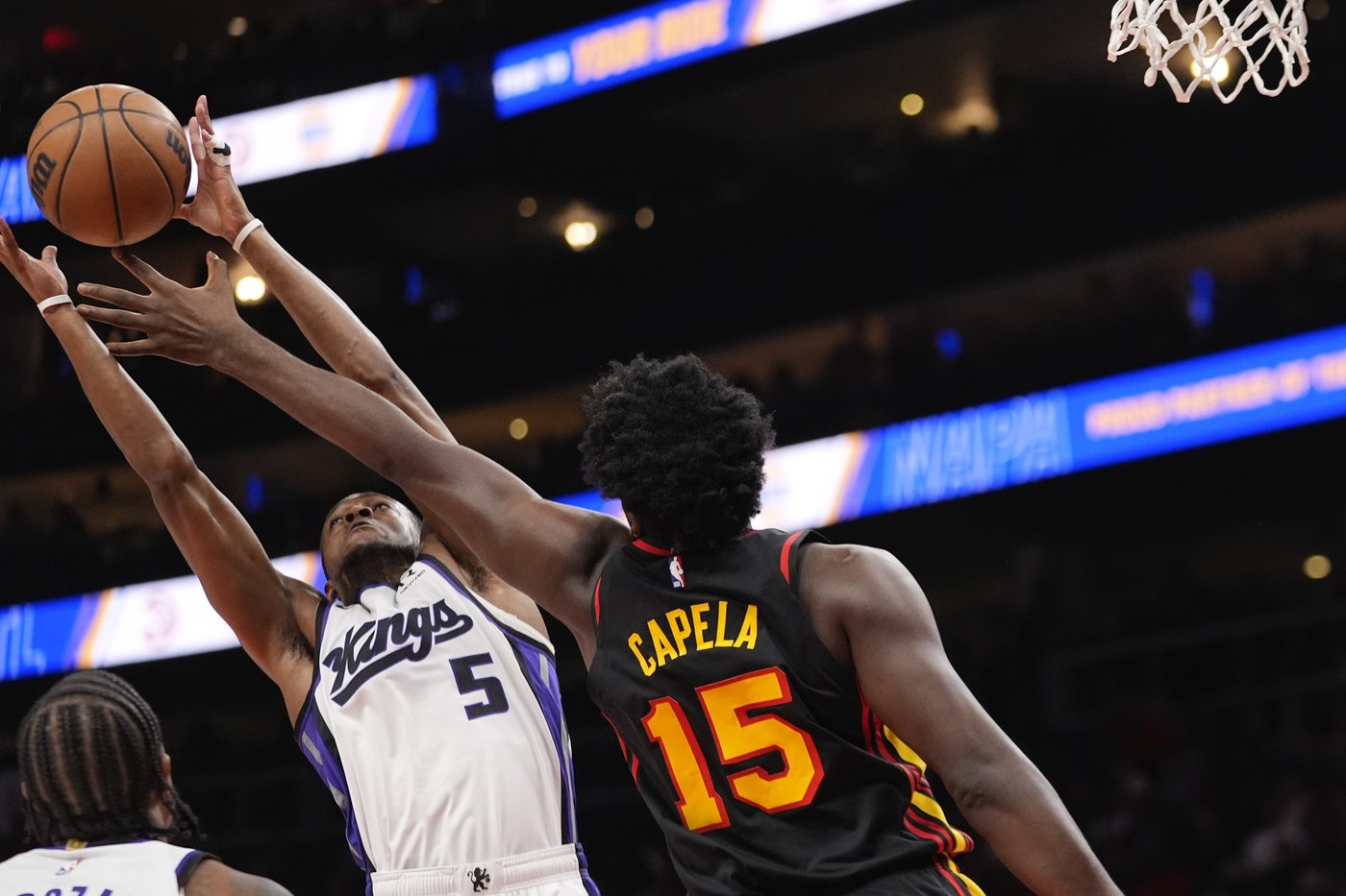 De'Aaron Fox leads Kings to 123-115 win over short-handed Hawks | iNFOnews.ca