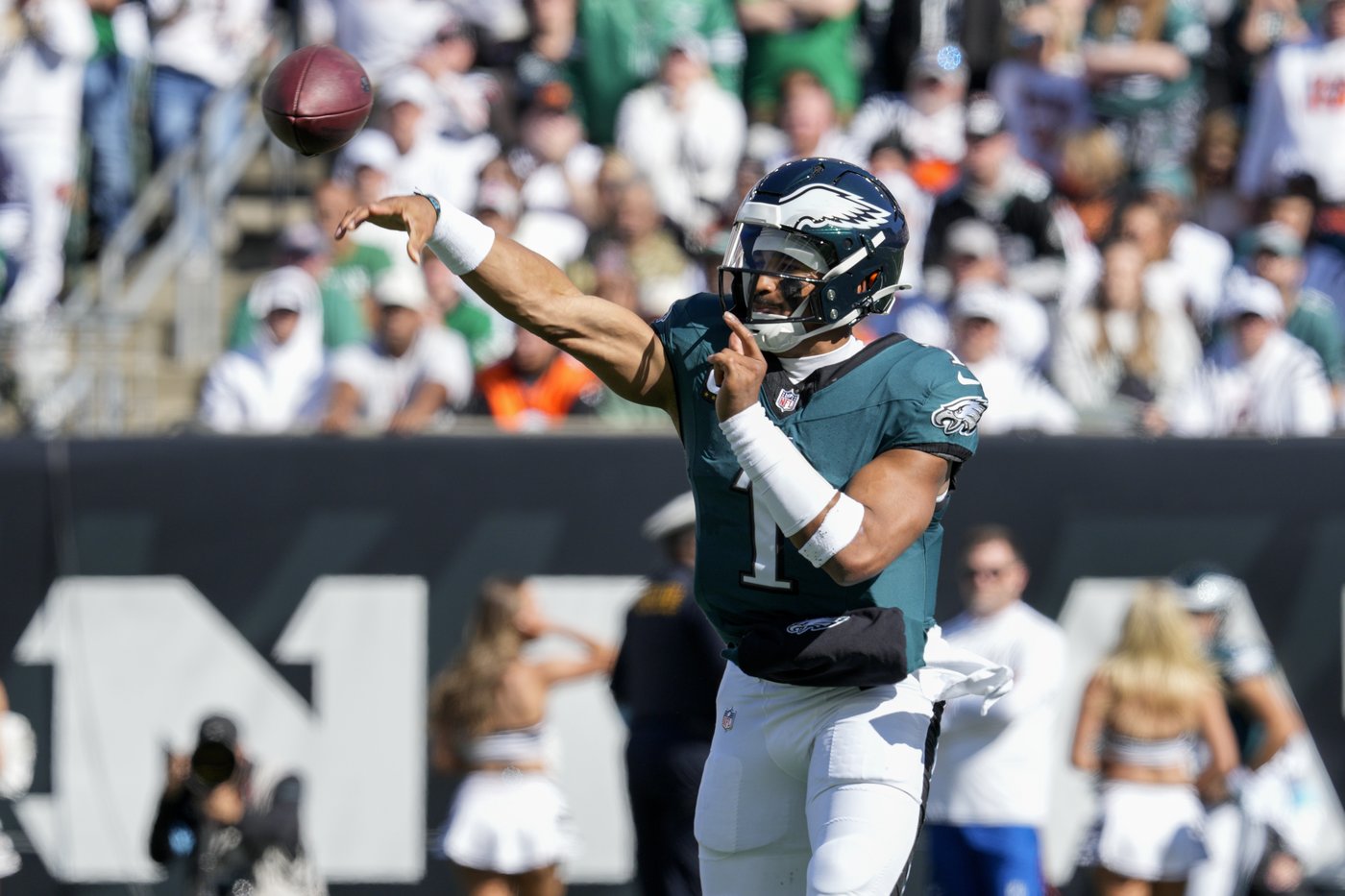 Eagles QB Hurts' mismatched cleats and stout performance puts Bengals in knots | iNFOnews.ca