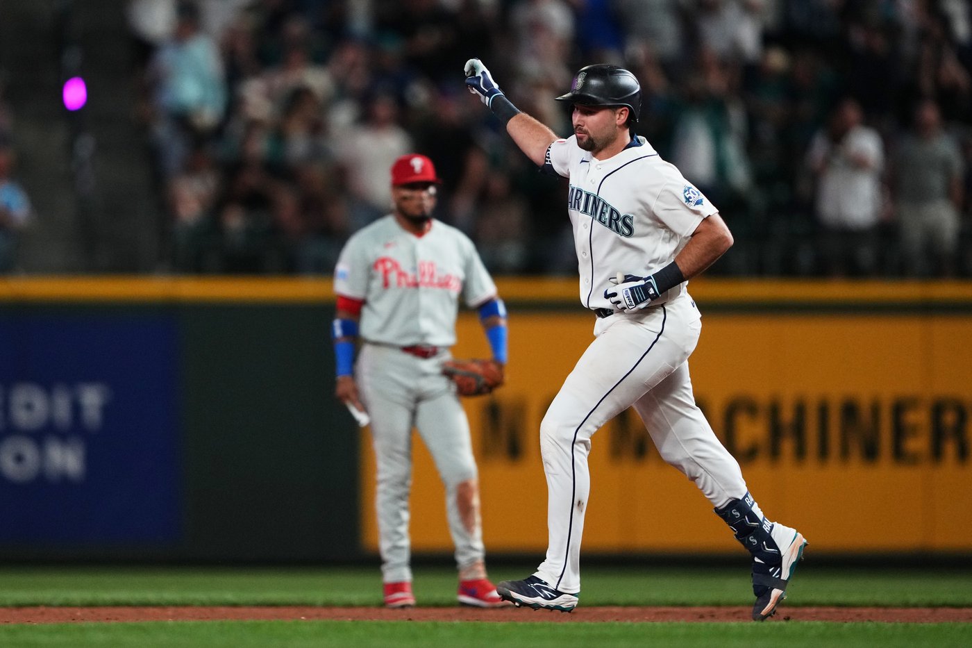 Cal Raleigh hits career-high 3 homers for the Mariners against the Phillies | iNFOnews.ca