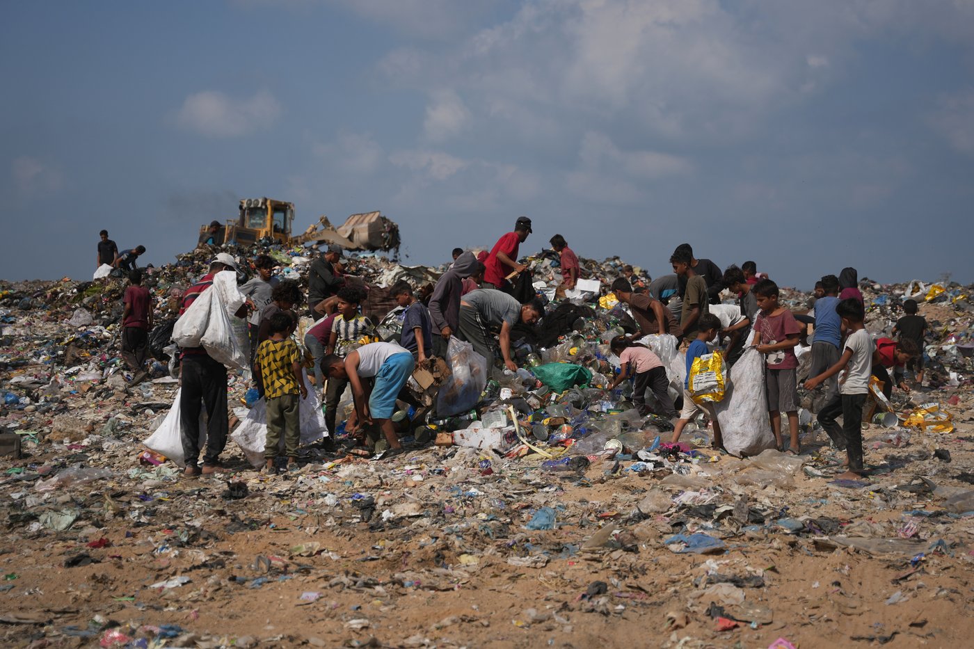 Palestinians in Gaza scavenge trash for things to burn to cook meals, in photos | iNFOnews.ca