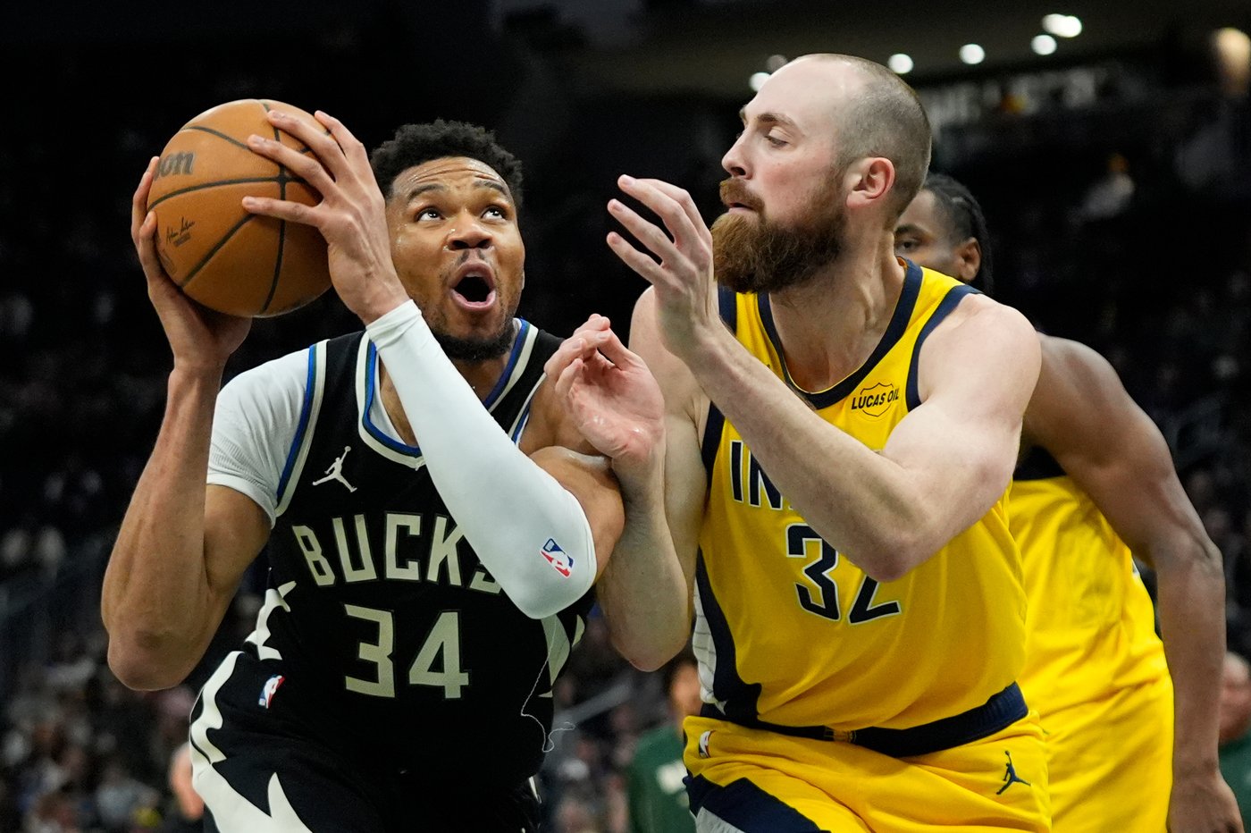 Bucks' Giannis Antetokounmpo sidelined with hyperextended knee and bone bruise | iNFOnews.ca