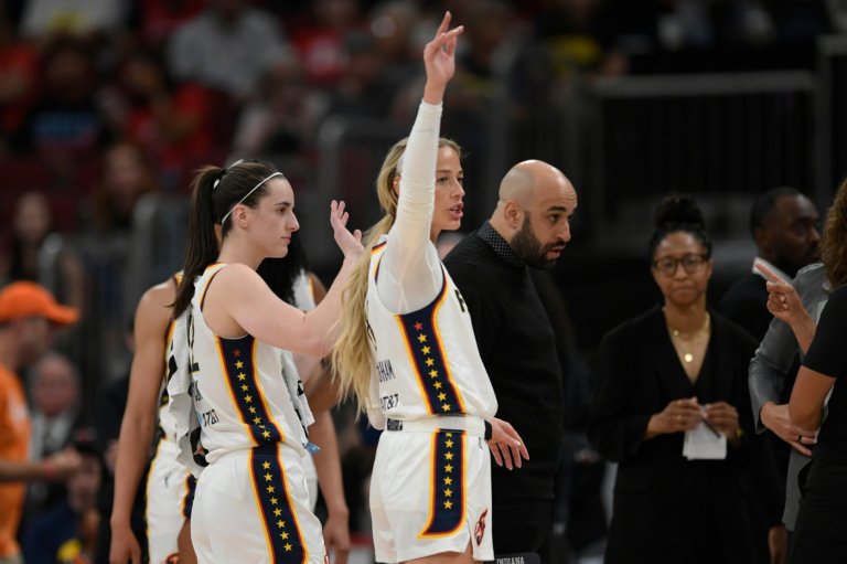 Kelsey Mitchell sets scoring streak record as Fever hold off Sky 90-86 | iNFOnews.ca