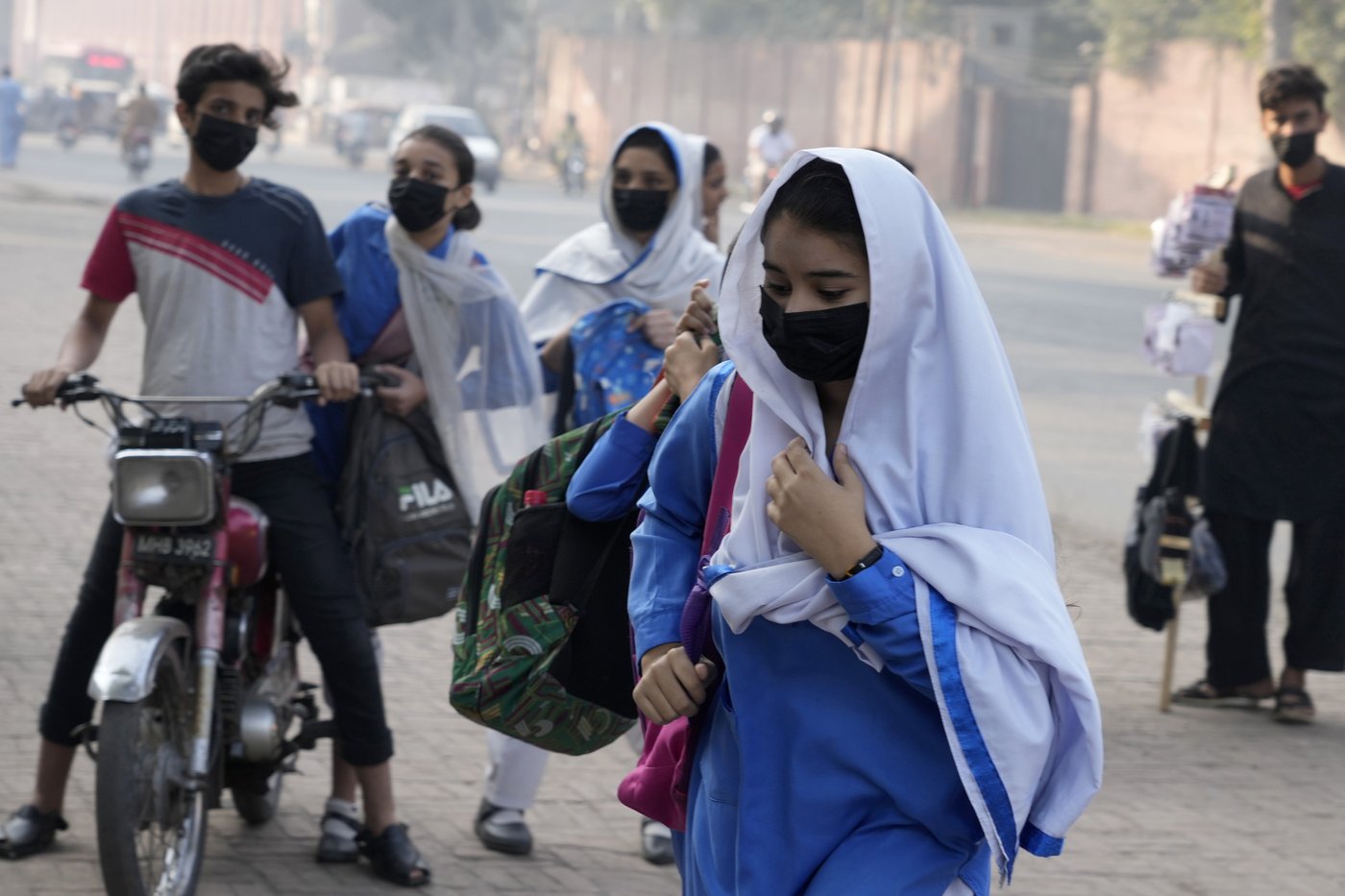 Pakistan shuts primary schools for a week in Lahore due to dangerous air quality | iNFOnews.ca Pakistan shuts primary schools for a week in Lahore due to dangerous air quality | iNFOnews.ca