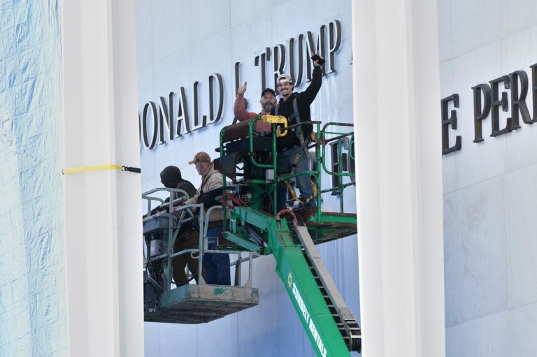 Photos of Trump's name being added to the Kennedy Center | iNFOnews.ca