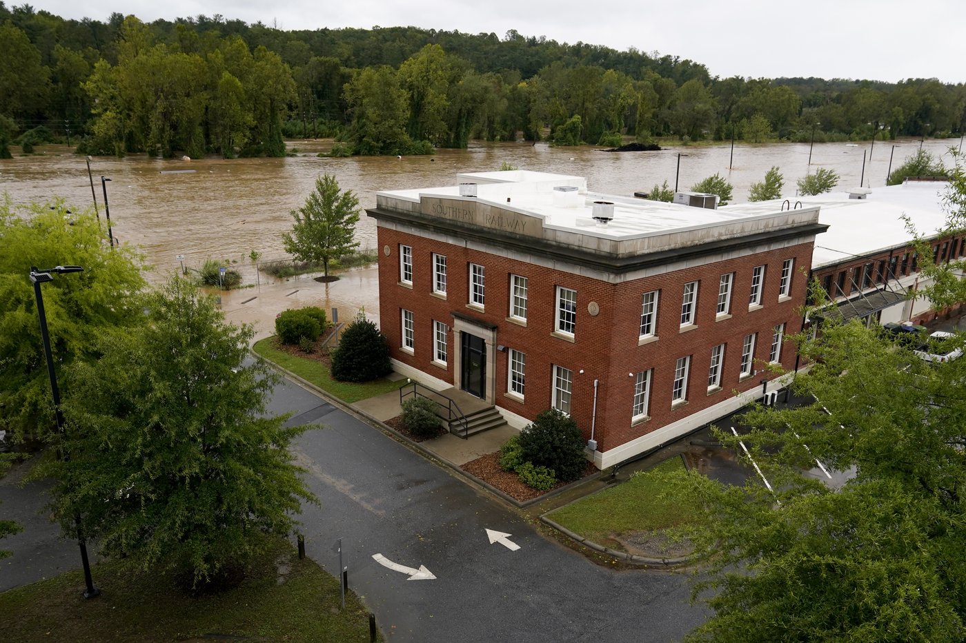 Torrential rains flood North Carolina mountains and create risk of dam failure | iNFOnews.ca