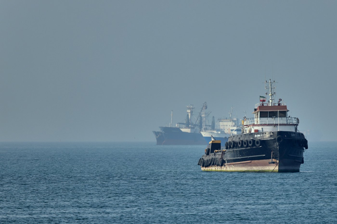 US tries to force open the Strait of Hormuz as the UAE comes under attack in a test of Iran truce | iNFOnews.ca