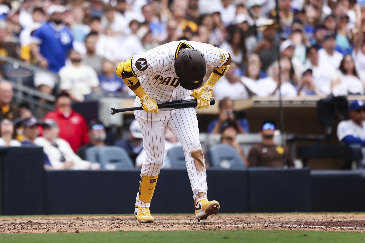 Teoscar Hernández hits a 3-run homer and the Dodgers beat the Padres 5-2 to win the series | iNFOnews.ca