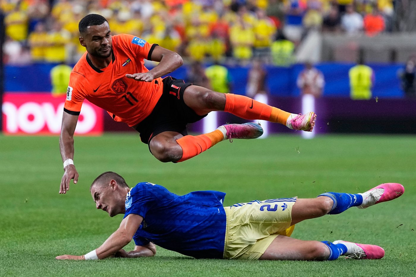 One Extraordinary Photo: Players avoid injury and create a moment of parallel soccer symmetry | iNFOnews.ca One Extraordinary Photo: Players avoid injury and create a moment of parallel soccer symmetry | iNFOnews.ca