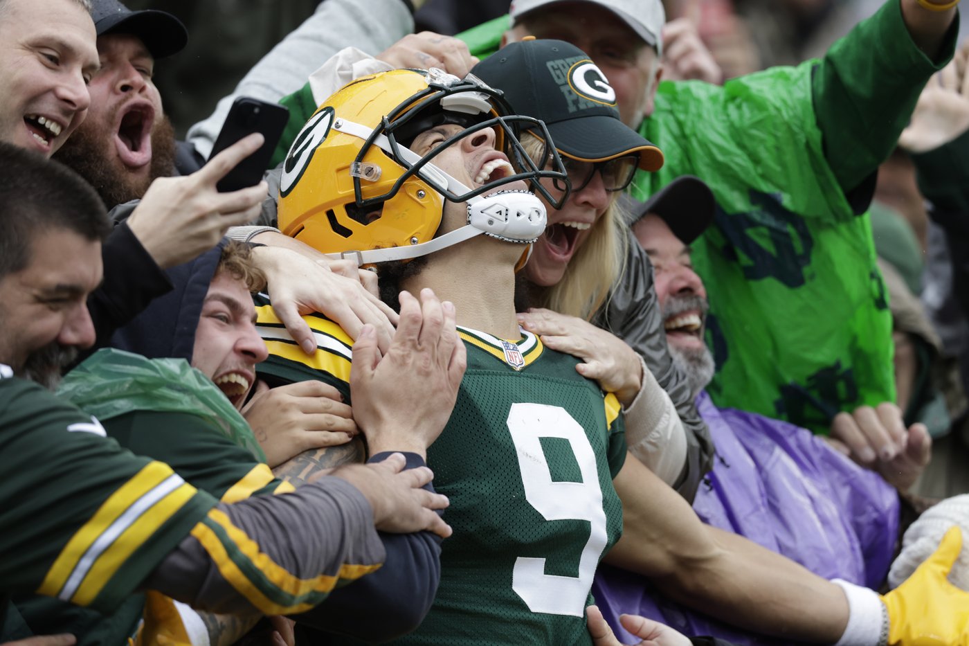 Doubs catches 2 TD passes in his return from a suspension to help Packers rout Cardinals 34-13 | iNFOnews.ca