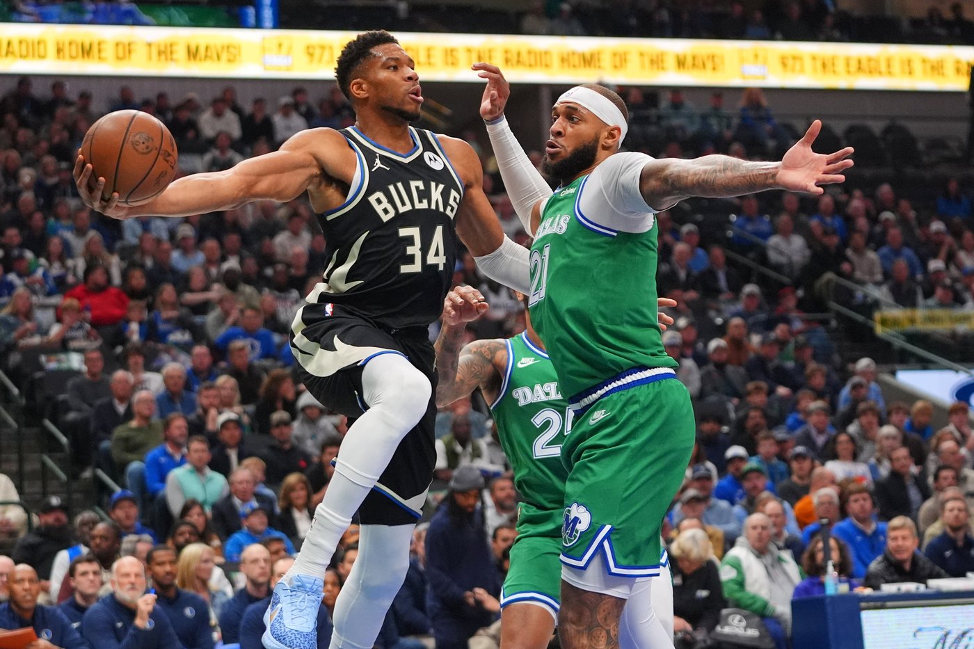 Antetokounmpo scores 15 of his 30 points in fourth quarter and Bucks edge Mavericks 116-114 | iNFOnews.ca