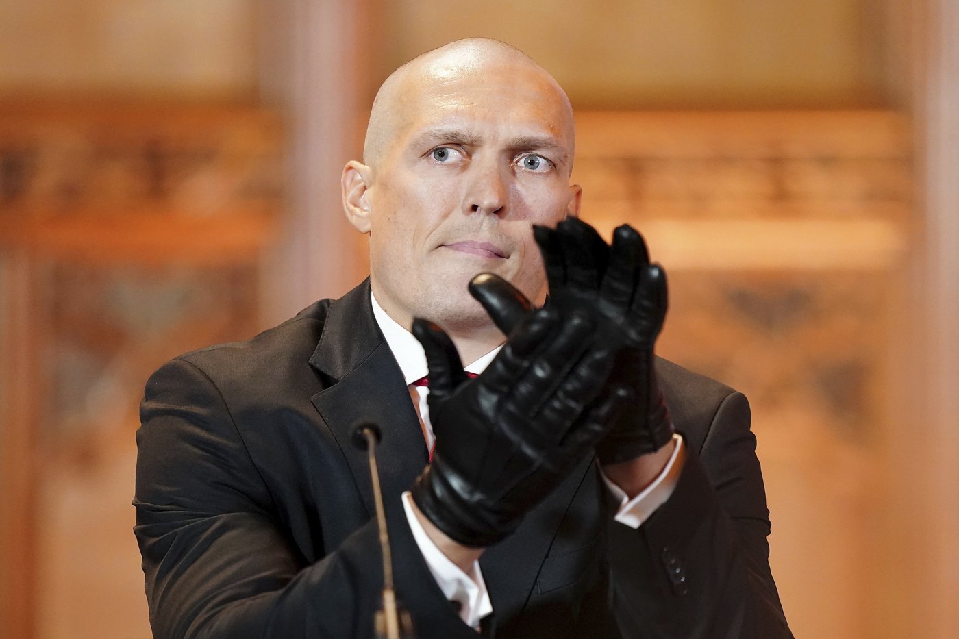 Usyk dresses as a hitman and gets Fury's signature in bizarre news conference | iNFOnews.ca