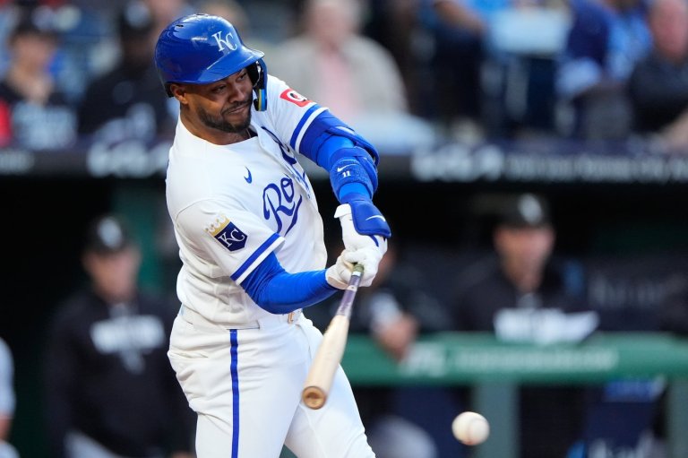 Royals snap a 5-game skid with a 5-4 win over White Sox, delaying Chicago's bid for a playoff berth | iNFOnews.ca