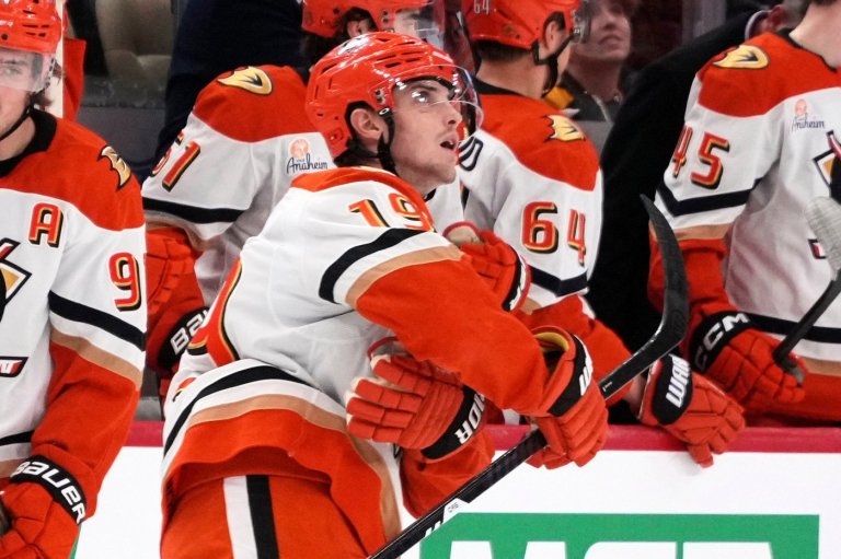 Beckett Sennecke beats the buzzer to force OT and Ducks win shootout to beat Penguins 4-3 | iNFOnews.ca