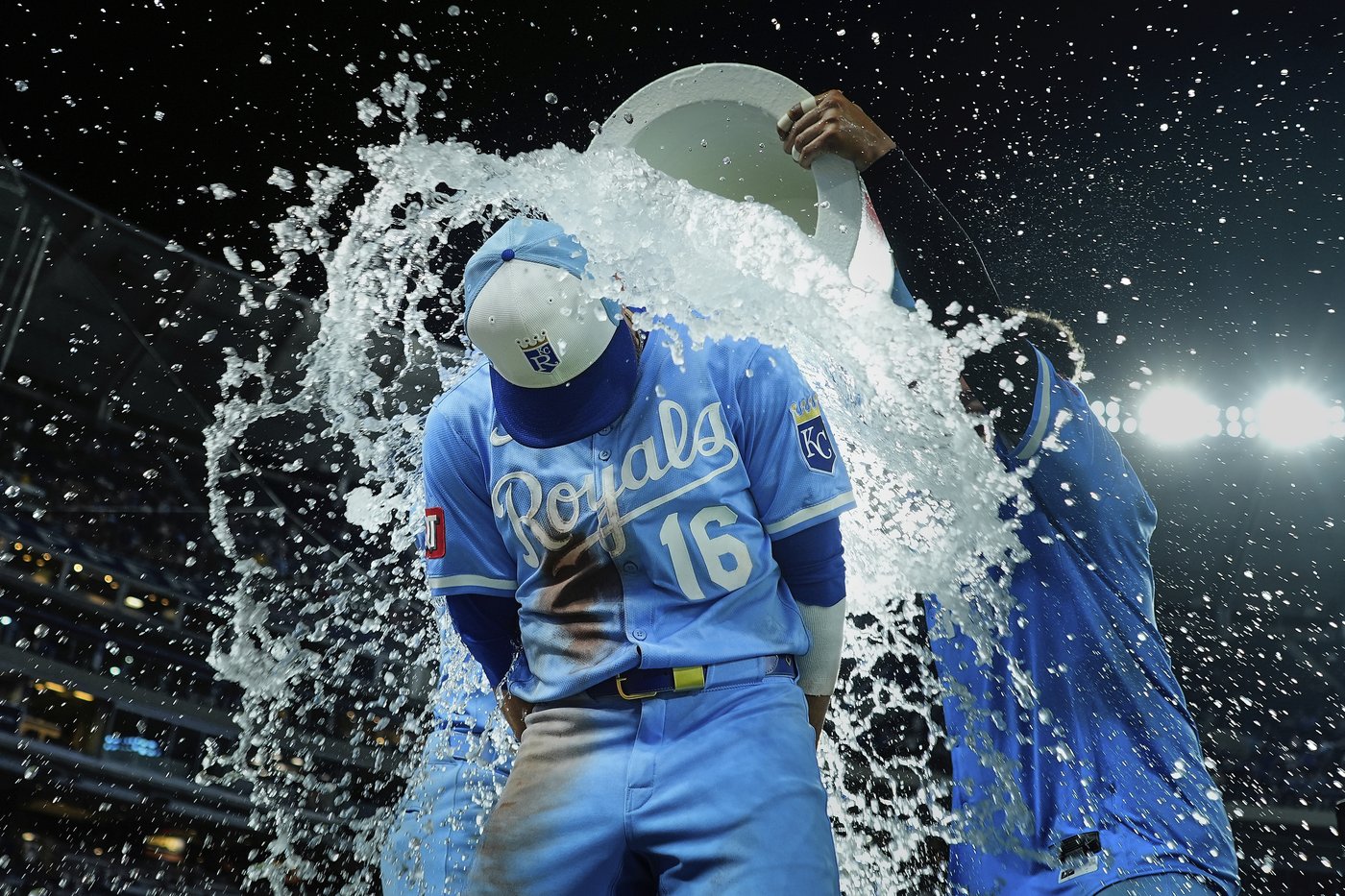 Royals' Vinnie Pasquantino leaves game with heat-related illness | iNFOnews.ca Royals' Vinnie Pasquantino leaves game with heat-related illness | iNFOnews.ca