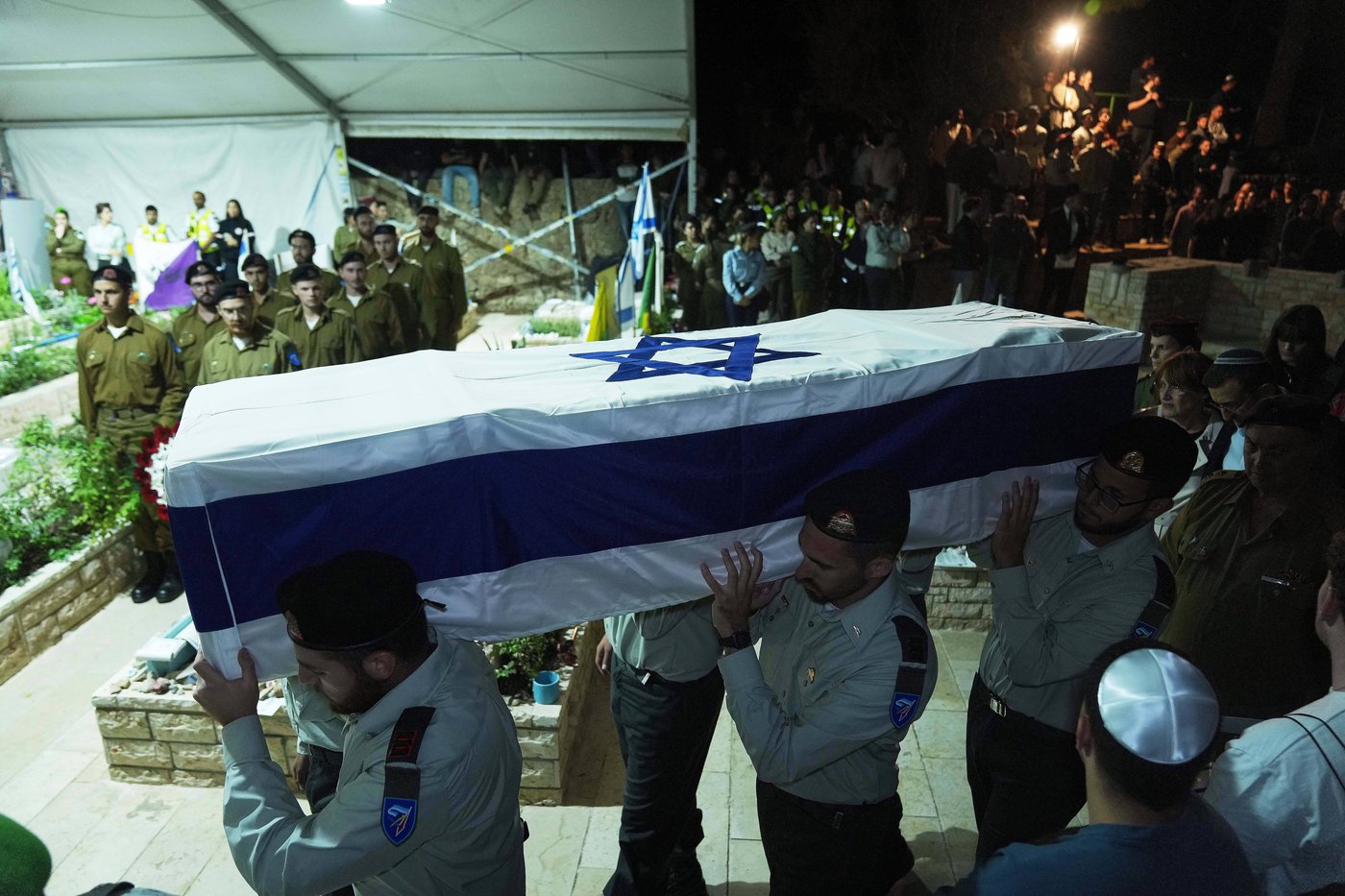 Just-released hostage attends funeral of fellow soldier, whose body was among few returned from Gaza | iNFOnews.ca Just-released hostage attends funeral of fellow soldier, whose body was among few returned from Gaza | iNFOnews.ca