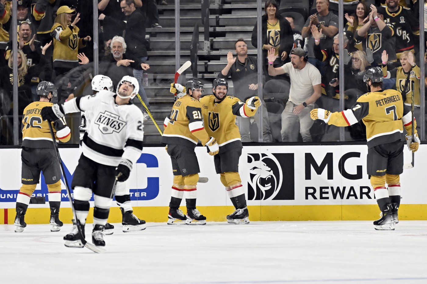 Hertl scores twice, Golden Knights snap three-game skid with 6-1 win over Kings | iNFOnews.ca