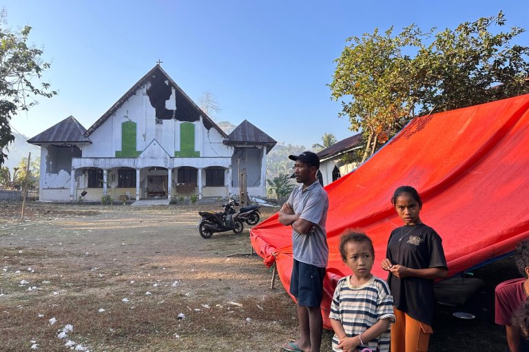 Fear grips children after deadly earthquake in eastern Indonesia leaves thousands displaced | iNFOnews.ca