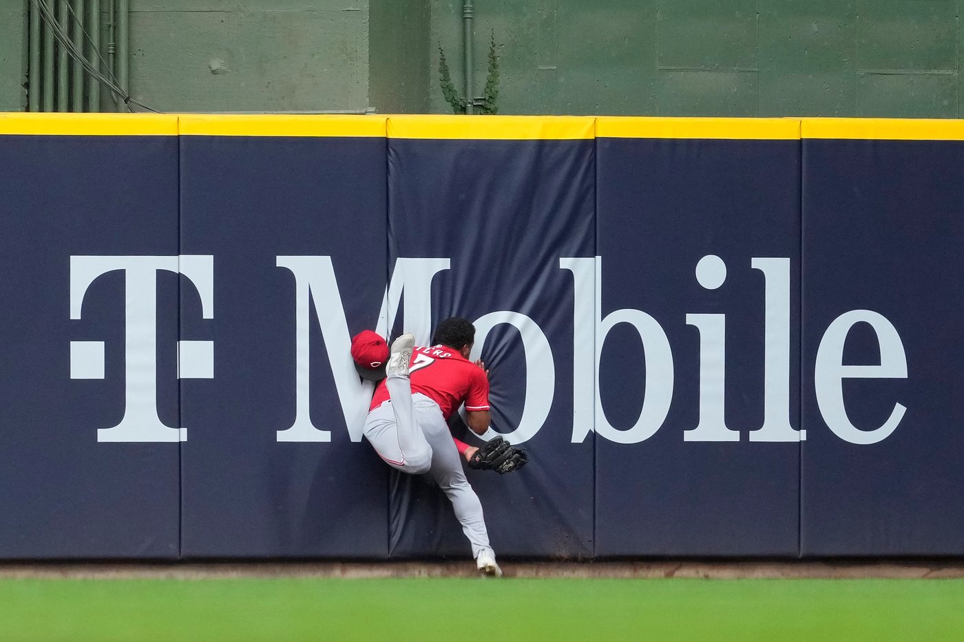 Reds' Dane Myers taken to the hospital after he crashed into the wall | iNFOnews.ca