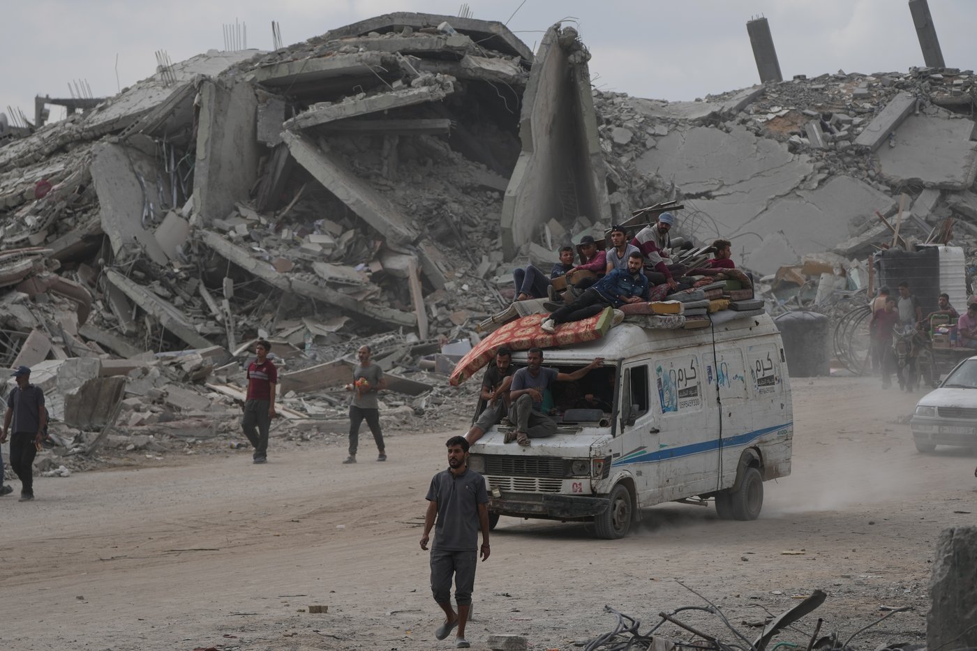 The Latest: Palestinians journey back home as aid convoys start to enter Gaza | iNFOnews.ca