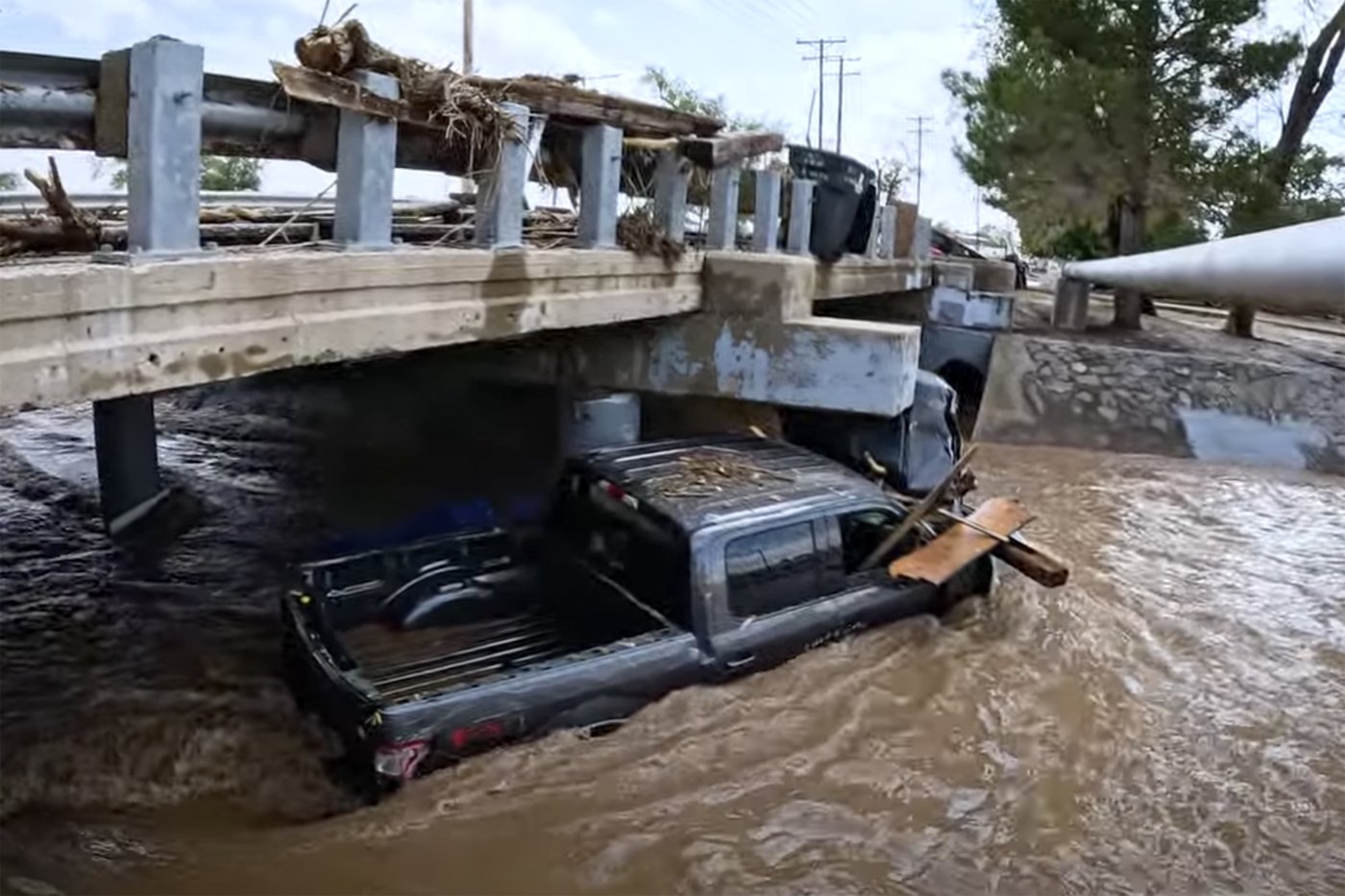 New Mexico authorities rescue hundreds after flooding strands many in high water and leaves 2 dead | iNFOnews.ca