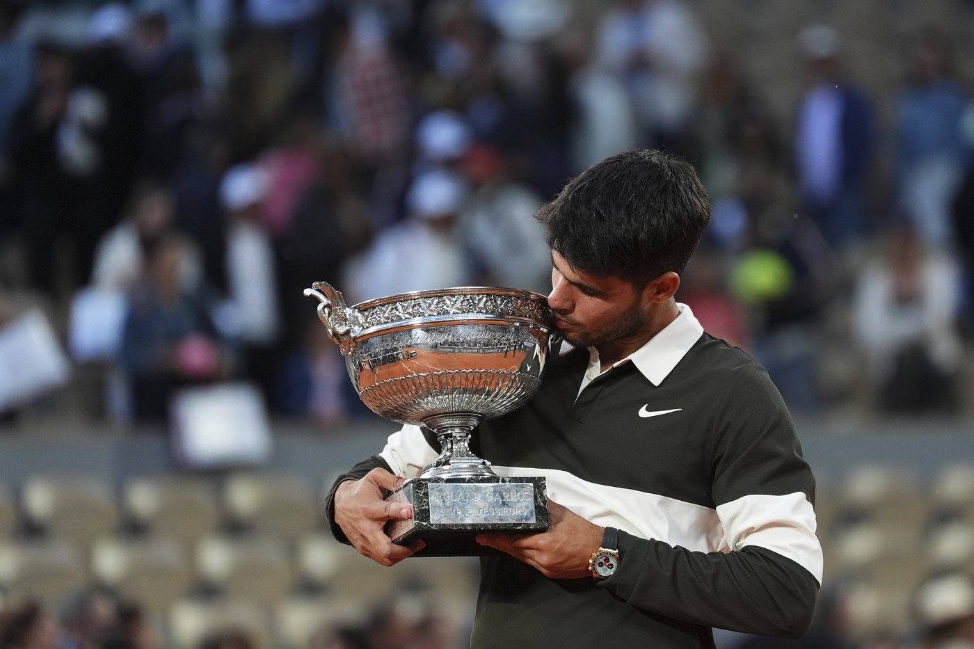 Alcaraz produces another major comeback to win French Open final in five-set thriller against Sinner | iNFOnews.ca