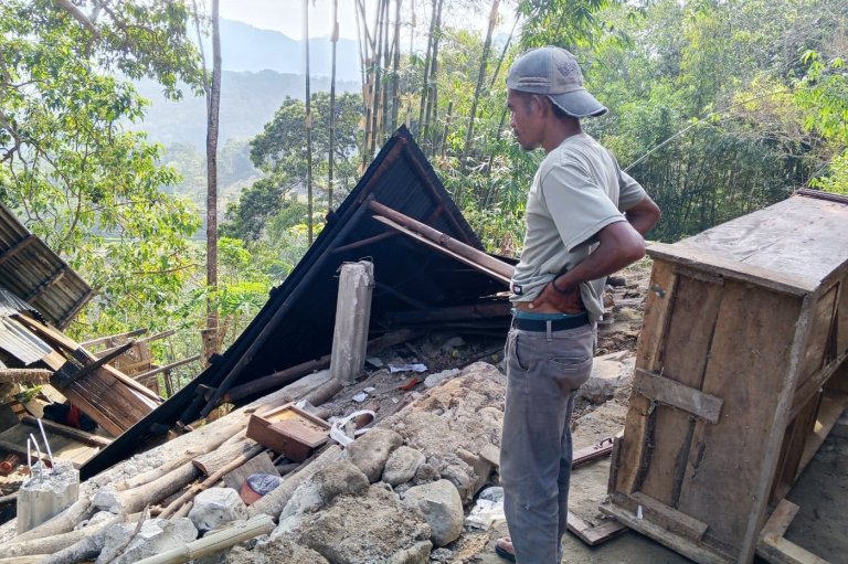 Magnitude 7.7 earthquake strikes off Indonesia's coast, toppling buildings and killing at least 2 | iNFOnews.ca
