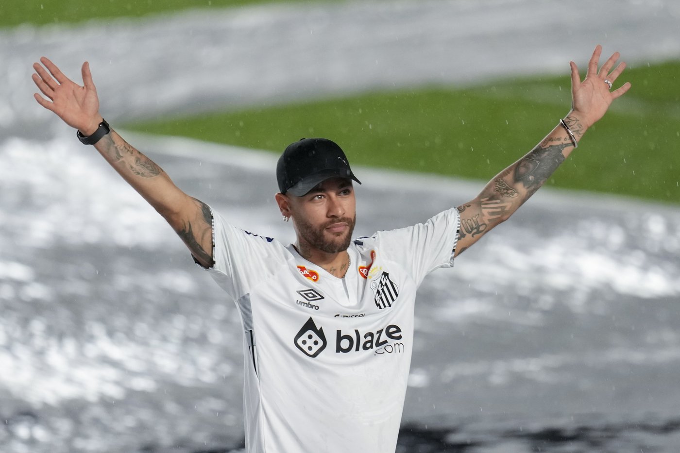 Welcome home Neymar! The Brazilian star returns to his boyhood club and everyone's celebrating | iNFOnews.ca